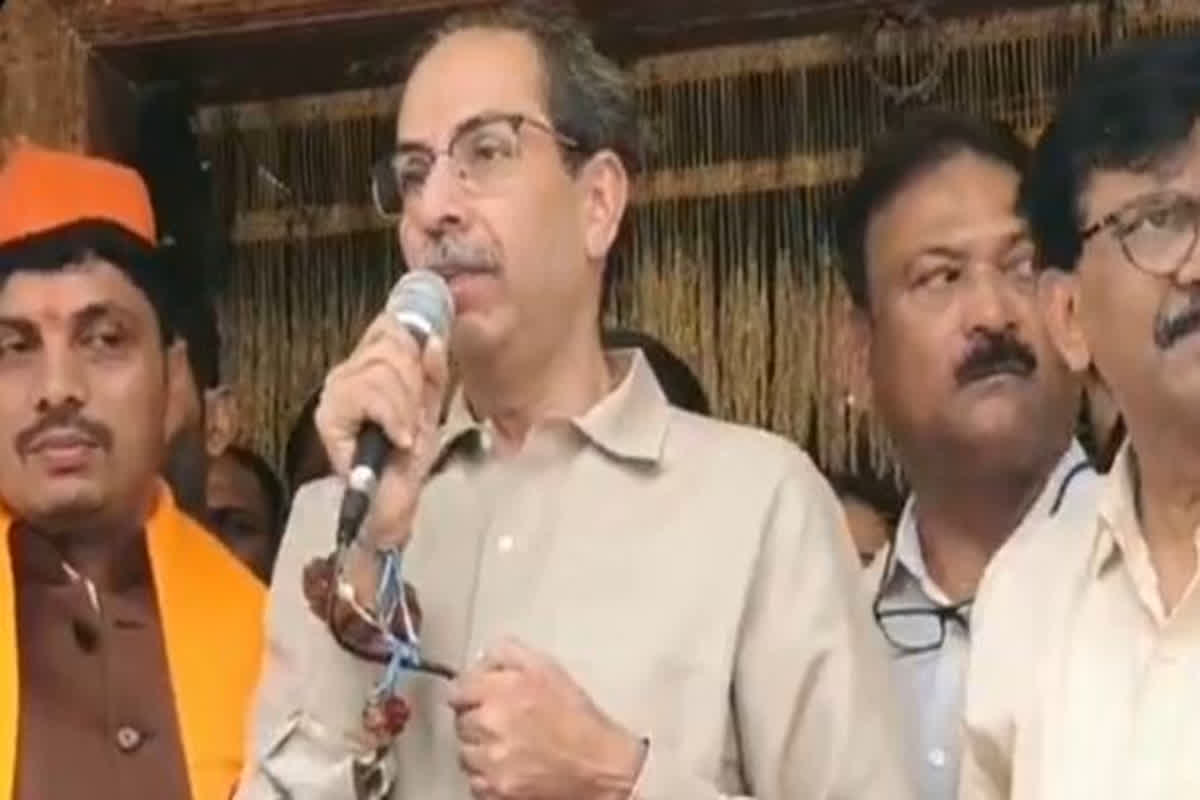 बदलापुर में दो नाबालिग लड़कियों से यौन उत्पीड़न, उद्धव ठाकरे ने बच्चों की सुरक्षा पर उठाए सवाल, पुलिस ने आरोपी को किया गिरफ्तार