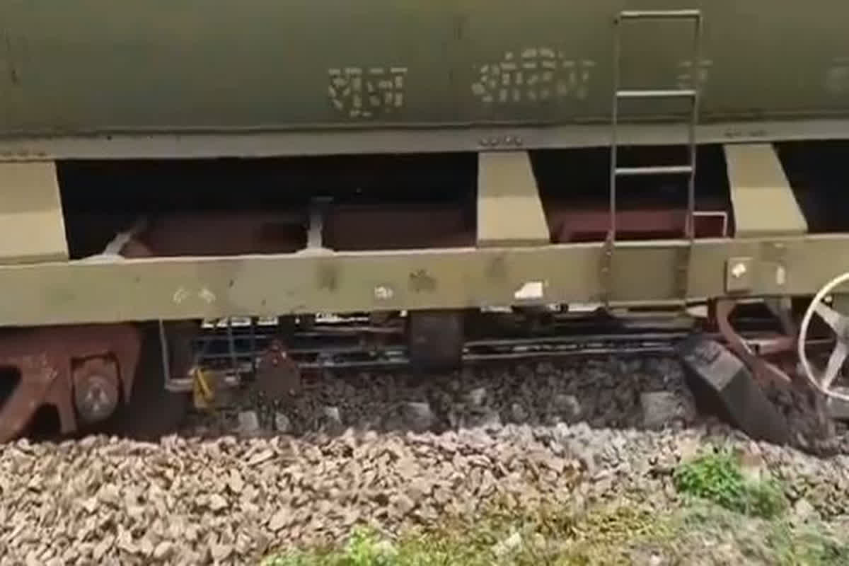 West Bengal Train Derail: एक बार फिर बेपटरी हुए मालगाड़ी के डिब्बे , मुख्य लाइन हुई पूरी तरह से अवरुद्ध, वीडियो आया सामने