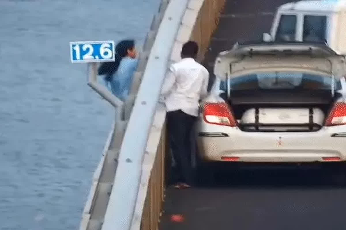 Viral Video: खुदकुशी कर रही महिला के लिए देवदूत बनकर आई ट्रैफिक पुलिस! मौत के मुंह से निकाला, देखें सुसाइड का लाइव वीडियो