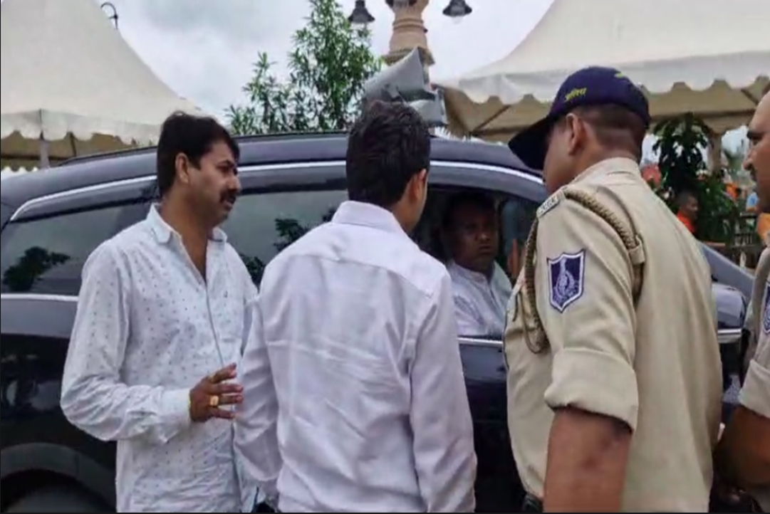 Ujjain Video : काफिला लेकर महाकाल लोक में घुसा बीजेपी विधायक का बेटा..! ड्राइवर ने की पुलिसकर्मियों से बदतमीजी, वीडियो हुआ वायरल