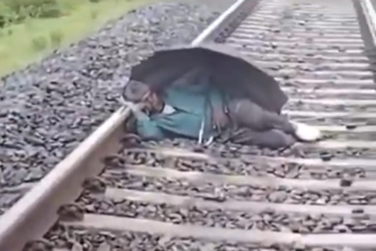 UP Viral Video: रेलवे ट्रैक पर छतरी लगाकर चैन की नींद सो रहा था शख्स, तभी आ गई ट्रेन और फिर… जानें क्या है मामला