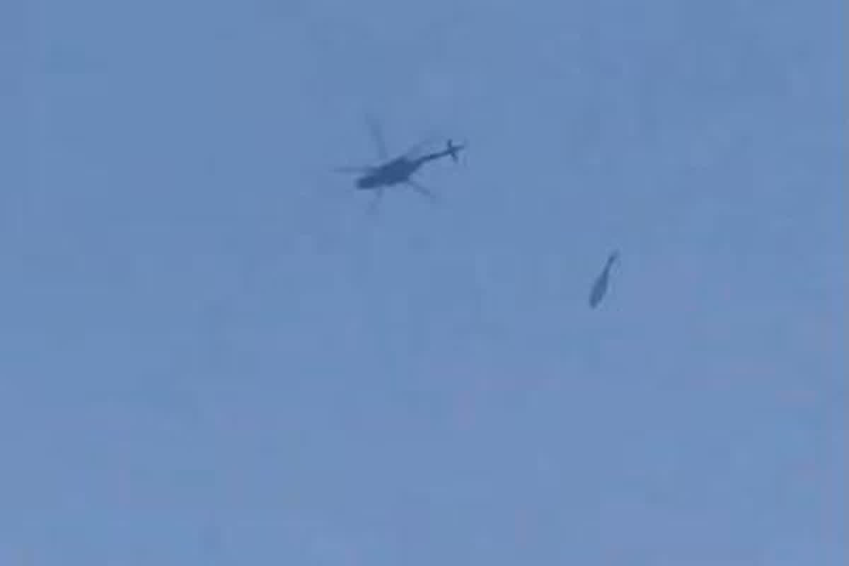 Helicopter crash: हादसे का शिकार हुआ हेलिकॉप्टर, रेस्क्यू के दौरान अचानक टूटी रस्सी, वीडियो देखकर आप भी रह जाएंगे हैरान