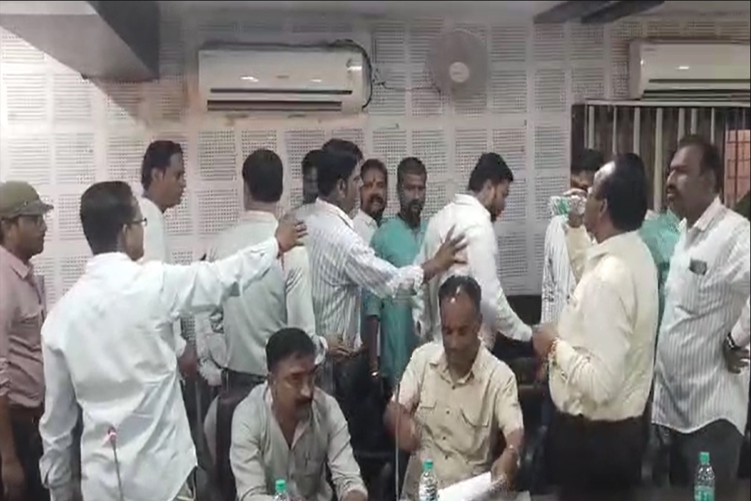Nagar Palika Me Hungama : नगर पालिका की बैठक में हंगामा..! गाली-गलौज तक पहुंच गई बात, जानें क्या रहा इस विवाद का कारण