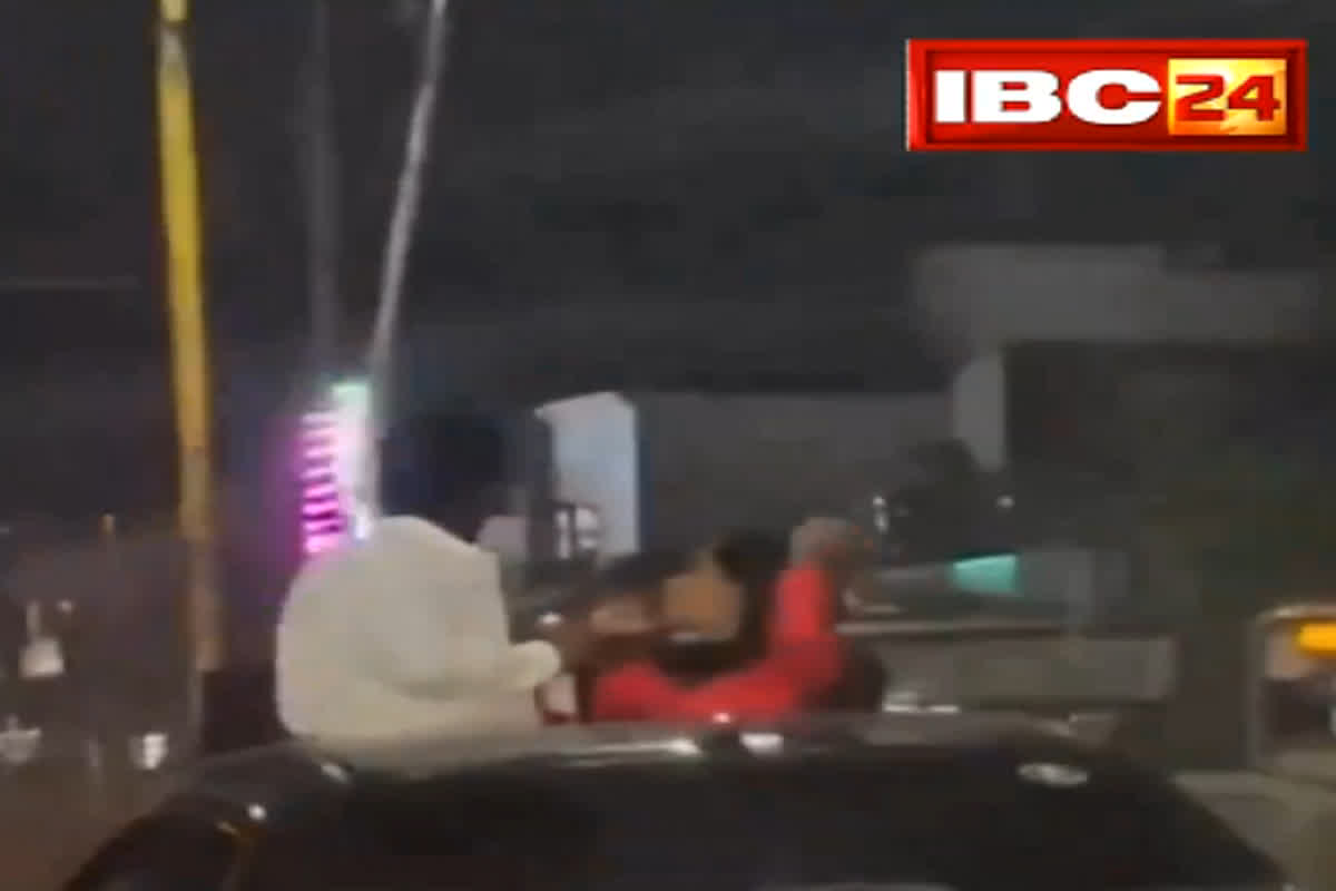 Chennai Viral Video: रोमांटिक हुआ कपल… चलती कार का सनरूफ खोलकर करने लगा ये काम, वीडियो वायरल होते ही पुलिस ने किया गिरफ्तार