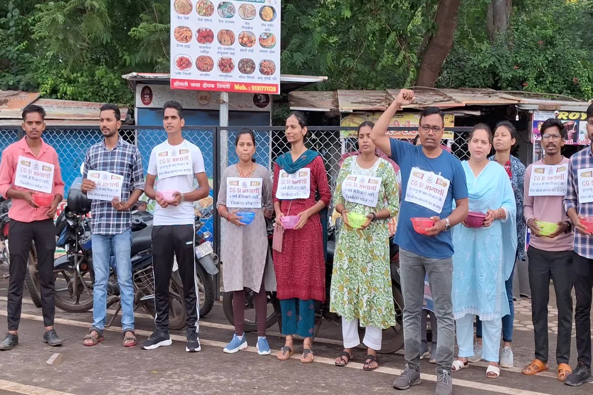 हाथ में कटोरा थामे भीख मांग रहे एसआई भर्ती के अथ्यर्थी, परीक्षा का रिजल्ट जारी नहीं करने से नाराज