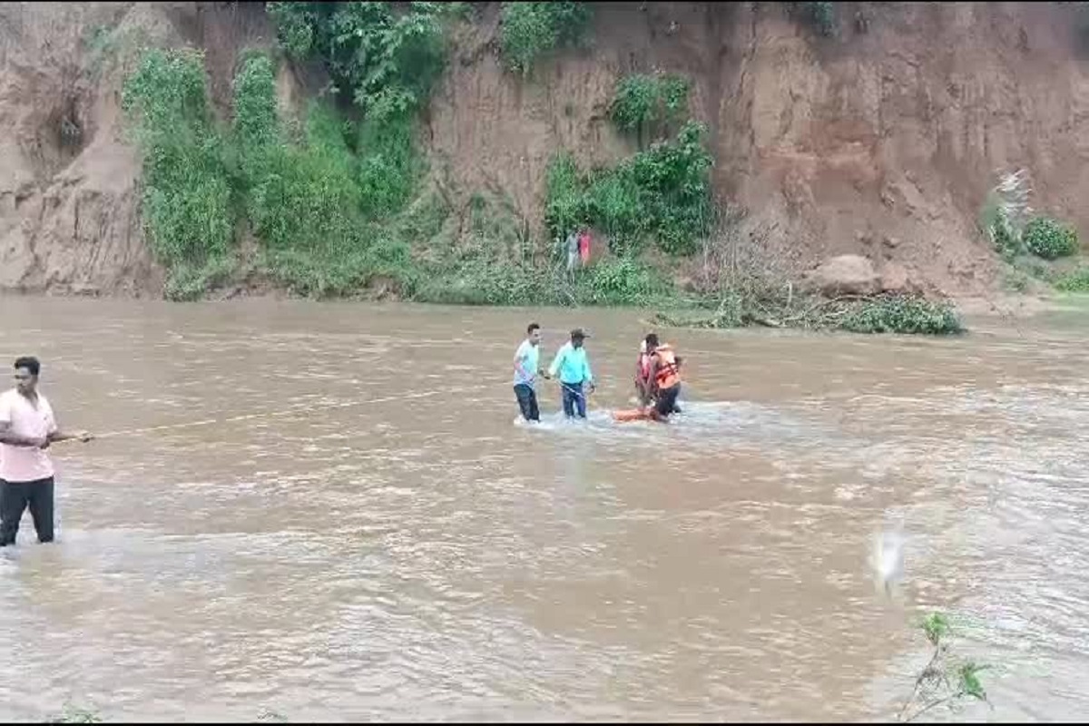 CG News: नदी में 3 साल की बेटी के साथ बह गया पिता, झाड़ियों में शव बरामद, कल भी बह गए थे चाचा-भतीजा