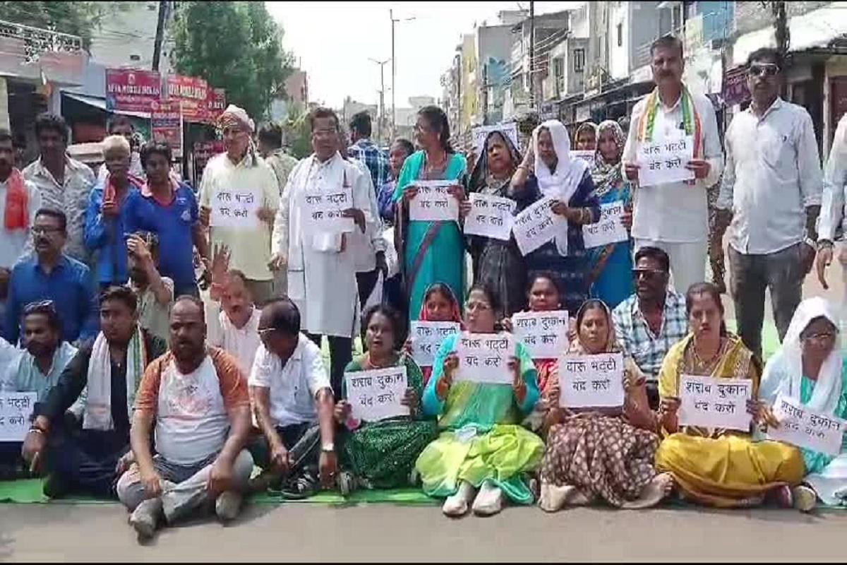 CG News: शराब दुकान बंद करने से ज्यादा खोलने के पक्ष में खड़े हुए लोग, चक्काजाम के दौरान आमने सामने हुए दो गुट