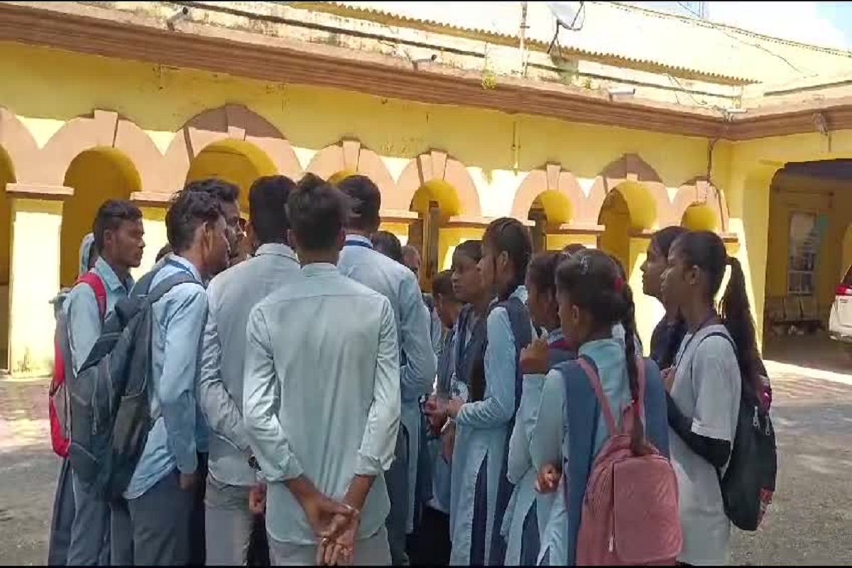 hi.. hello.. sweet heart.. baby लिखकर मैसेज करता है प्रोफेसर, अश्लील हरकतों से परेशान छात्राओं ने खोला मोर्चा