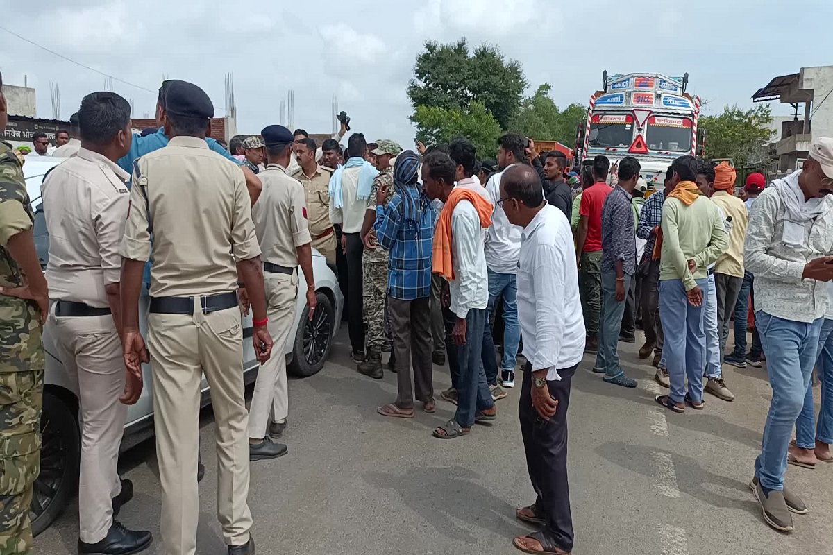 कवर्धा ​में फिर से बवाल, बिरनपुर में चाकू मारकर युवक की हत्या, शव लेकर हाइवे में बैठे सैकड़ों ग्रामीण