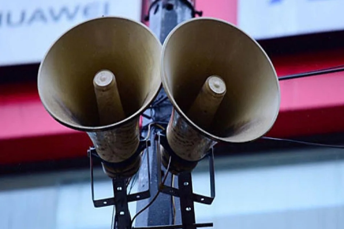 Sambhal Loudspeaker Fine: मस्जिद में तेज आवाज में बज रहा था लाउडस्पीकर, कलेक्टर ने इमाम पर ले लिया ये बड़ा एक्शन, 6 महीने तक रहेंगे इस चीज से दूर