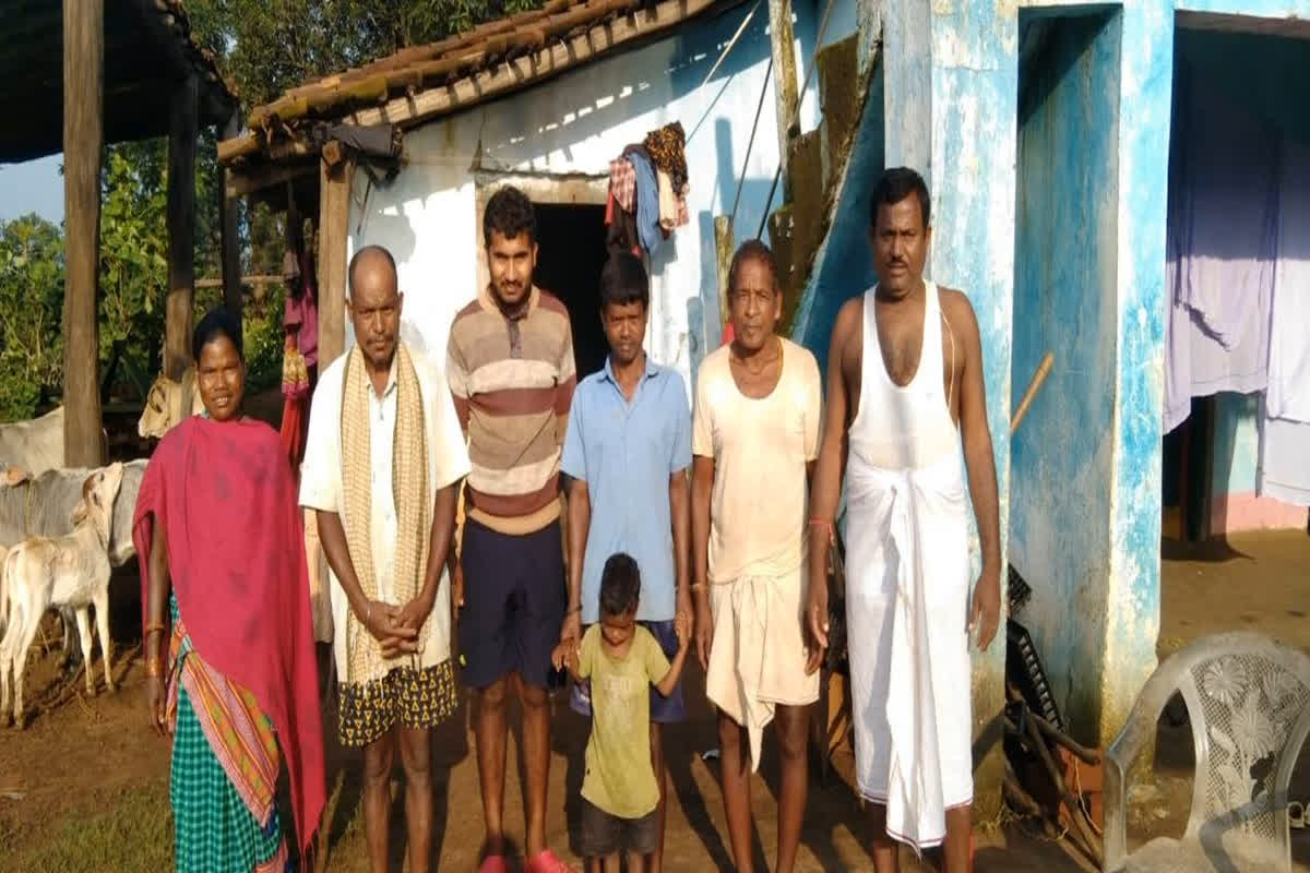 CG News: प्रकाशमय होगा ग्रामीणों का जीवन, मुख्यमंत्री की पहल पर पहली बार  कोरवा जनजाति के गांव में पहुंचेगी बिजली, जताया सीएम का आभार