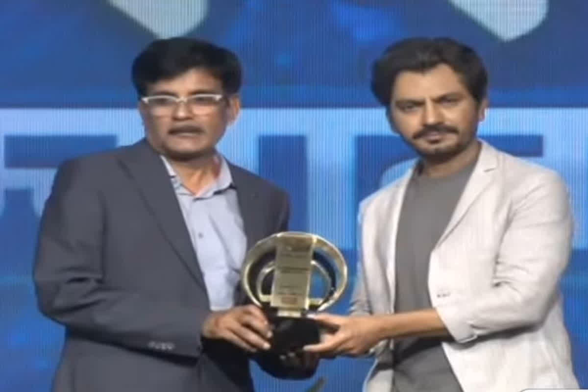 #DhanwantariSamman2024: शिविर लगाकर बस्तर के मरीजों को दिला रहे स्वास्थ्य सेवाओं का लाभ, IBC24 धनवंतरी सम्मान से नवाजे गए CMHO डॉ संजय बसाक