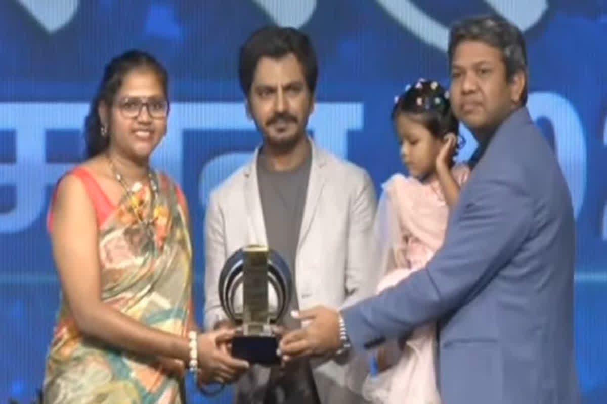 #DhanwantariSamman2024 : मरीजों के लिए किसी मसीहा से कम नहीं डॉ. कल्पना बरिहा, बॉलीवुड एक्टर नवाजुद्दीन सिद्दीकी ने धनवंतरी अवार्ड से किया सम्मानित