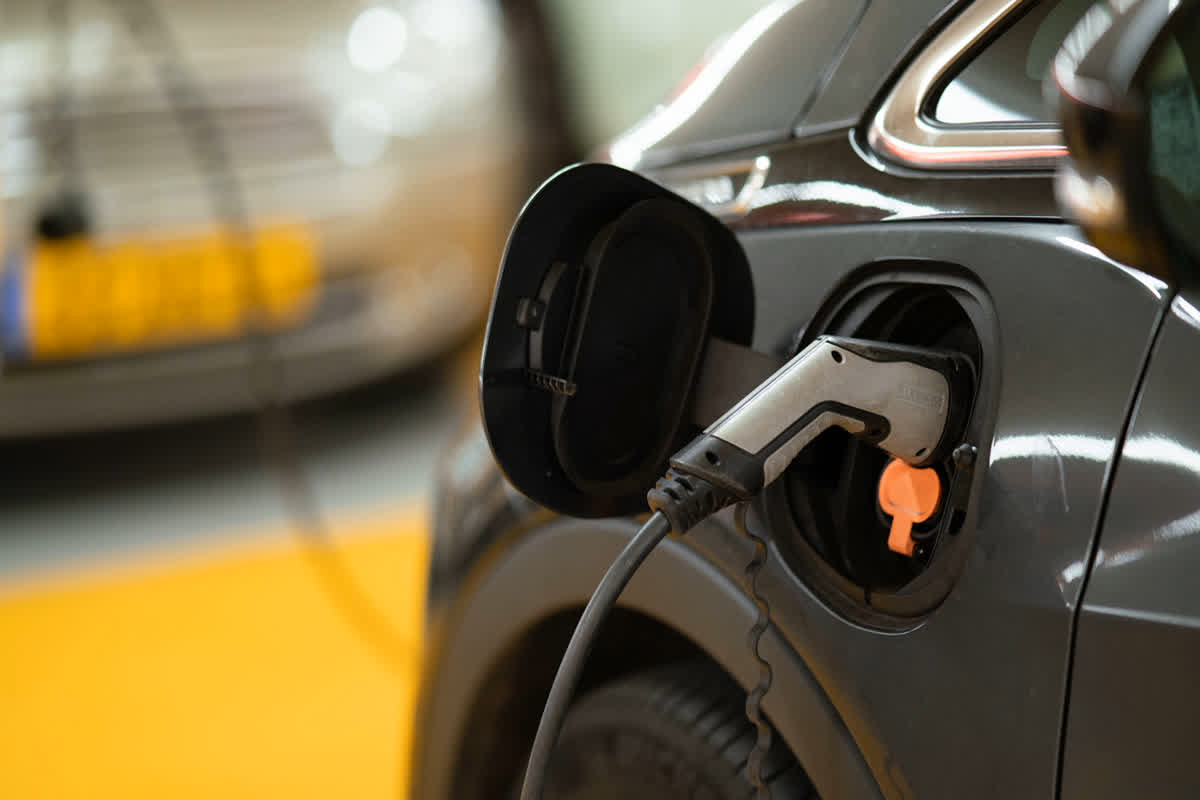 Electric Cars Discount Offers : इन इलेक्ट्रिक कारों पर मिल रहा 15 लाख तक का डिस्काउंट, जल्दी करें कहीं हाथ से निकल न जाए मौका