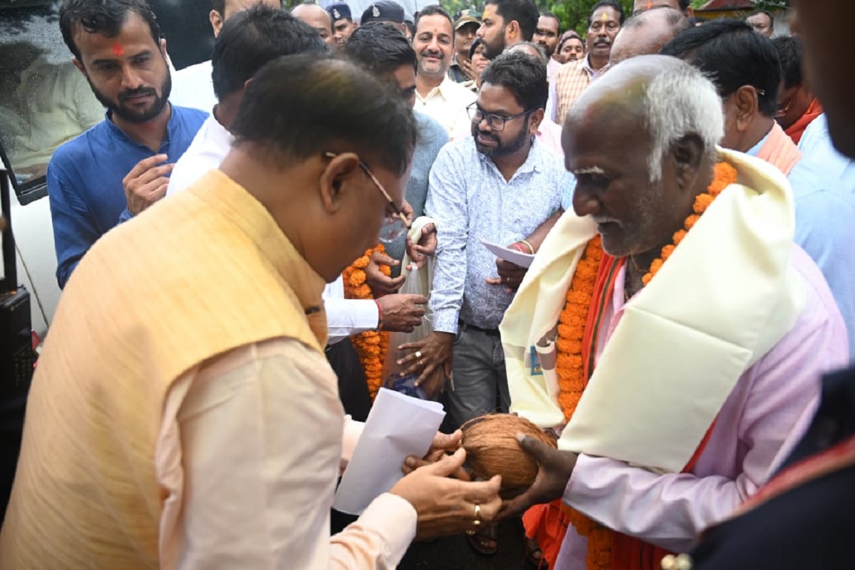 CG Free Bus Pass: दूर हुई दिव्यांगजनों की दिक्कतें, सीएम साय के हाथों मिला निःशुल्क बस पास 