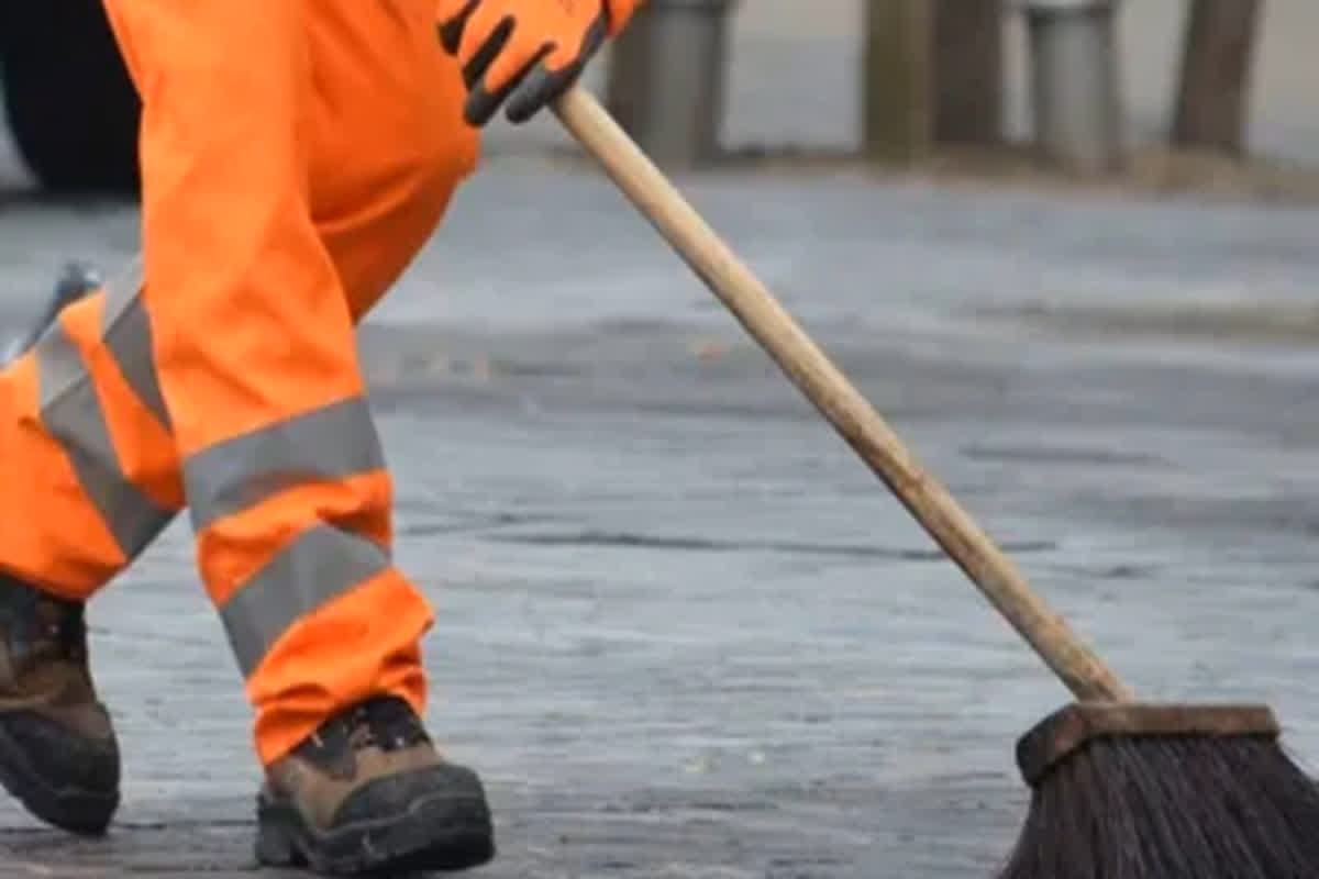 Haryana Sweeper Job: यहां स्वीपर की नौकरी पाने मची होड़, ग्रेजुएट से लेकर पोस्ट ग्रेजुएट तक के 40 हजार से भी ज्यादा लोगों ने किए आवेदन