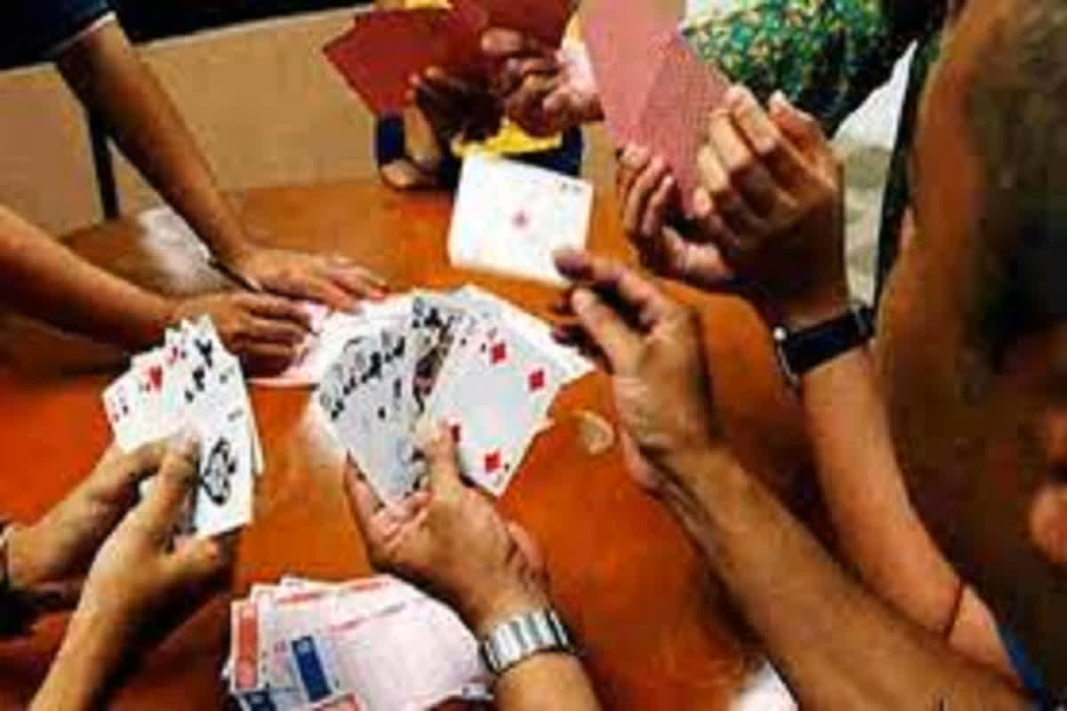 Husband Put His Wife On Stake: पति ने पत्नी को लगया दांव पर, जीतने के बाद सबने मिलकर किया ऐसा काम, मामला जान आप भी हो जाएंगे हैरान