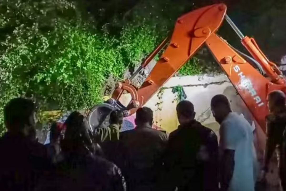 Ujjain Mahakal Latest News: महाकाल मंदिर के पास की दीवार गिरने के मामले में दो पुलिसकर्मी समेत 5 सस्पेंड.. दो लोगों की हुई थी मौत