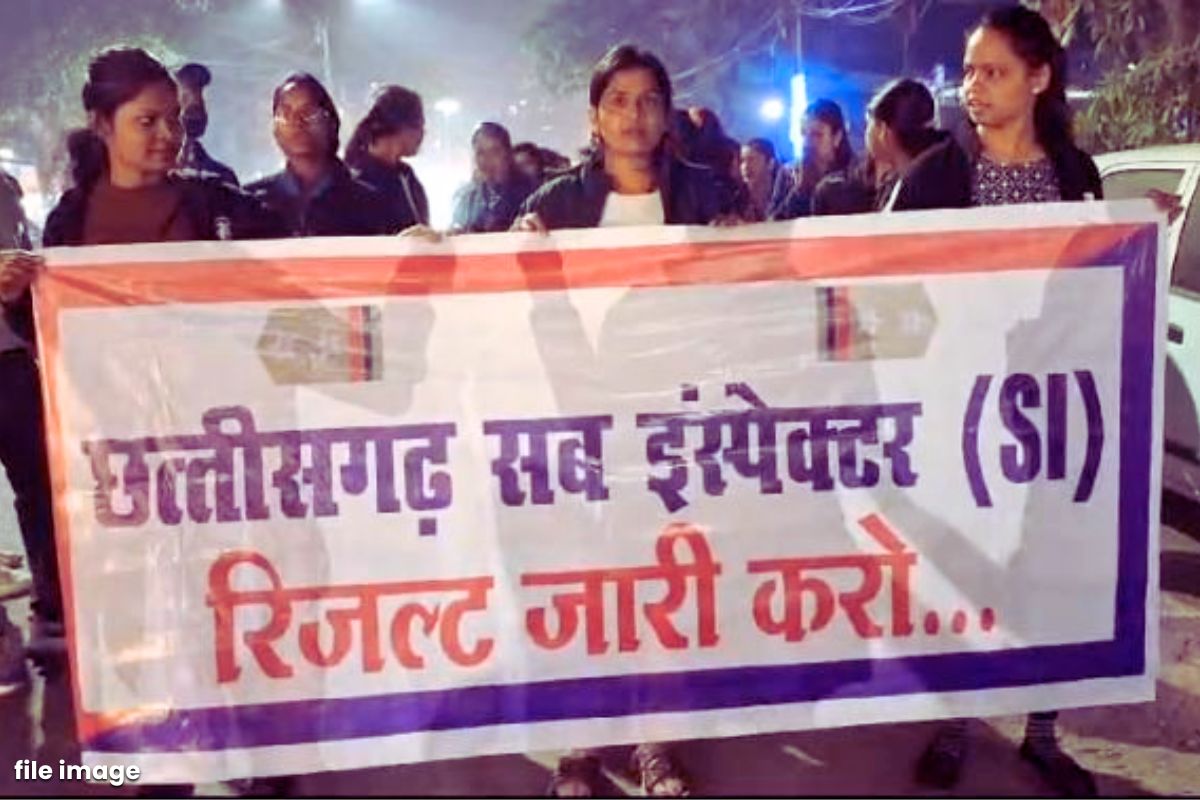 CG Sub Inspector Result Updates: राजधानी के चौक-चौराहों पर भीख मांगकर प्रदर्शन कर रहे SI भर्ती परीक्षा के उम्मीदवार.. सरकार से कर रहे इस बात की डिमांड