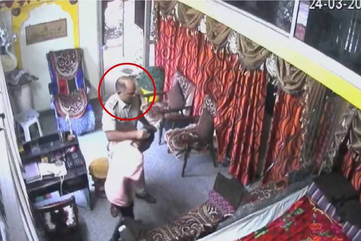 SI Rakesh Chaubey Dismissed: सस्पेंड सब-इंस्पेक्टर राकेश चौबे नौकरी से बर्खास्त.. शराब के नशे में की थी गर्ल्स हॉस्टल में घुसपैठ और मारपीट, आईजी की कार्रवाई