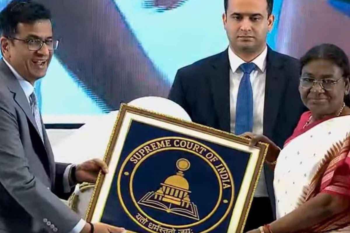 SC New Logo and Flag: देश के सुप्रीम कोर्ट का नया प्रतीक चिन्ह और ध्वज जारी.. लिखा है ‘जहां धर्म है, वहां विजय होगी’, आप भी देखें..