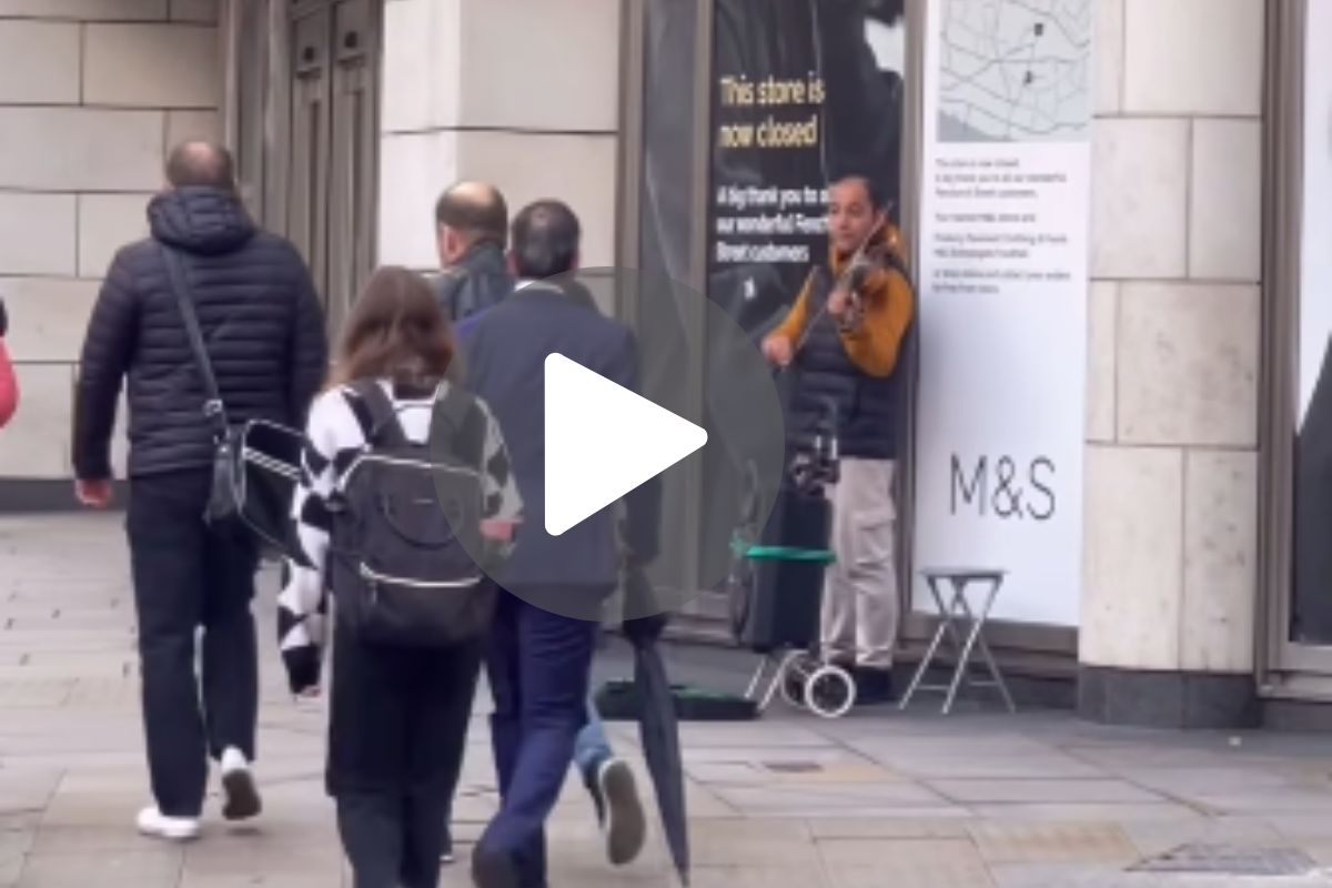 Mohabbatein Tune Viral Video: लन्दन में सड़क किनारे इस शख्स ने शानदार तरीके से बजाई ‘मोहब्बतें’ की धुन.. सुनकर आप भी कहेंगे ‘वाह’.. खुद सुनें