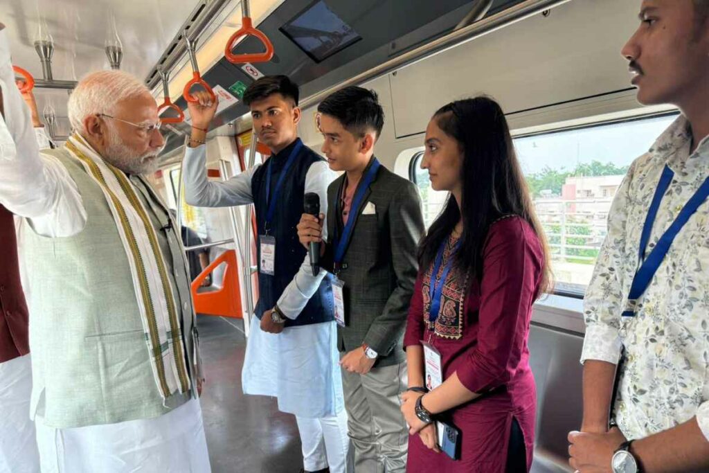 PM Narendra Modi traveled with the youth on New Metro