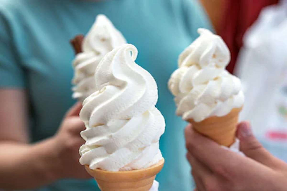 आइसक्रीम खाते ही अजीब-अजीब हरकतें कर रहे थे बच्चे और बूढ़े, अधिकारी ने की जांच तो रह गए हैरान, पार्लर में हो रहा था ऐसा काम