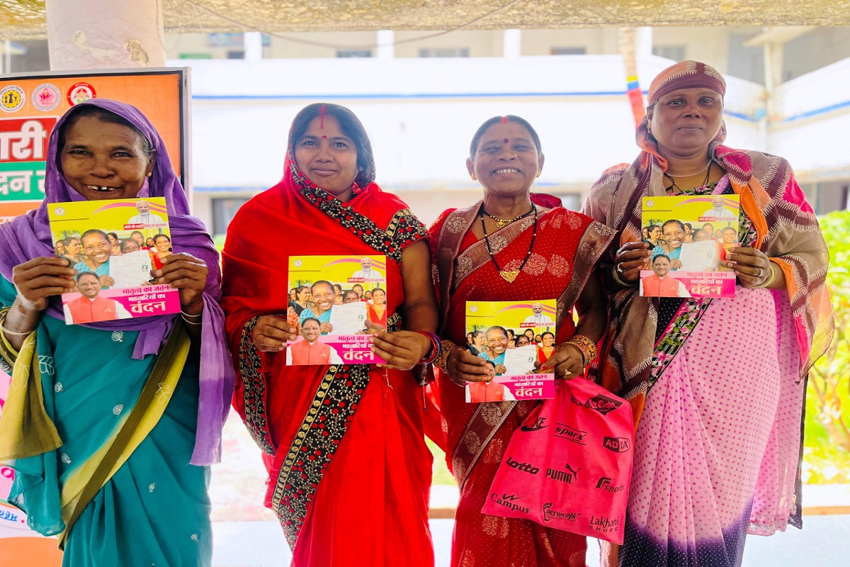 Mahtari Vandana Yojana: ‘दूर हो जाथे सास-बहू के उदासी.. जब खाता म आथे महतारी वंदन योजना के राशि’ सत्ता में आते ही साय सरकार ने बढ़ाया महतारियों का मान