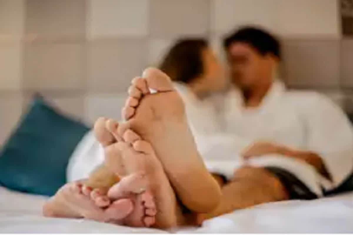 Mpox And Unsafe Sex : युवाओं की सेक्स लाइफ पर मंडराया Mpox का खतरा, क्‍या Unsafe Sex से फैलता है वायरस? जानें क्या कहते हैं एक्सपर्ट