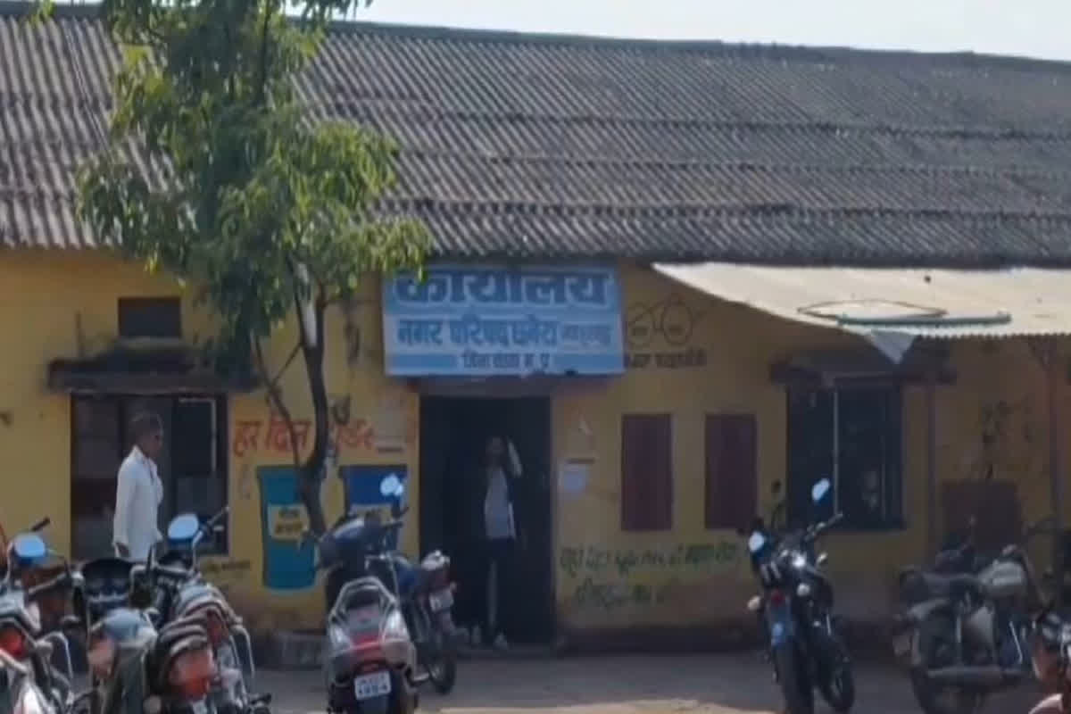 Firing on Nagar Parishad CMO: सस्पेंड किए जाने पर बौखलाया ड्राइवर, नगर परिषद के CMO पर ही कर दी फायरिंग, मची अफरातफरी