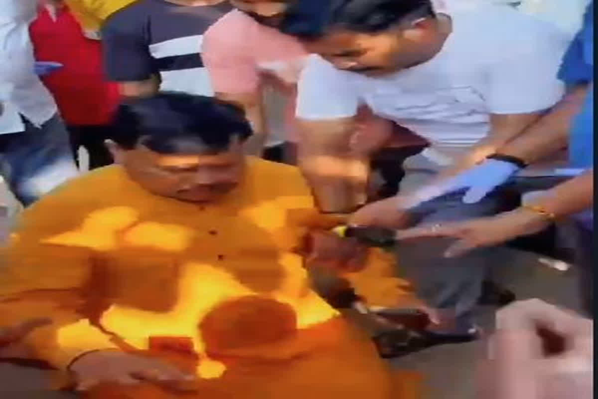 Pradyumna Singh Tomar Viral Video : लोगों के पैरों में गिरकर मंत्री जी ने मांगी माफ़ी, जानें क्या हुआ था ऐसा, यहां देखें वीडियो