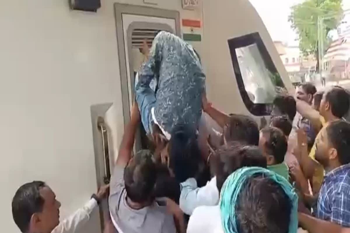 यात्रियों की छोड़ो.. ट्रेन चलाने को लेकर भिड़ गए कर्मचारी, रोकनी पड़ गई गाड़ी, सोशल मीडिया पर वायरल हुआ वीडियो