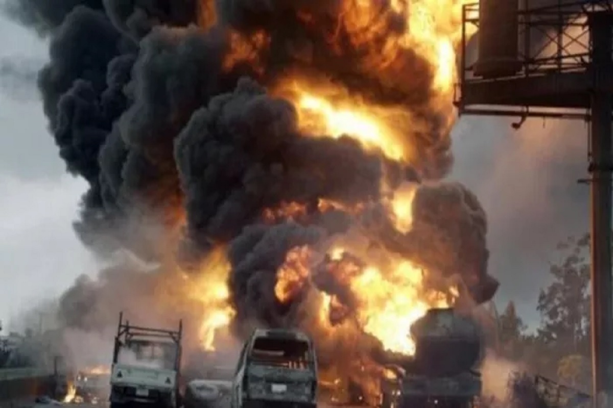 Road Accident : ईंधन टैंकर और ट्रक में टक्कर के बाद जोरदार धमाका, मौके पर ही 48 लोगों की मौत, 50 मवेशी भी जिंदा जले