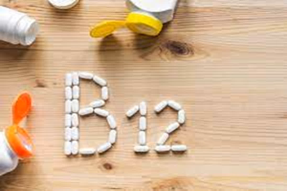 Vitamin B12 Deficiency Symptoms: विटामिन B12 की कमी से शरीर में होते हैं ये बदलाव, त्वचा पर पड़ता है गहरा असर, जानें क्या हैं इसके लक्षण