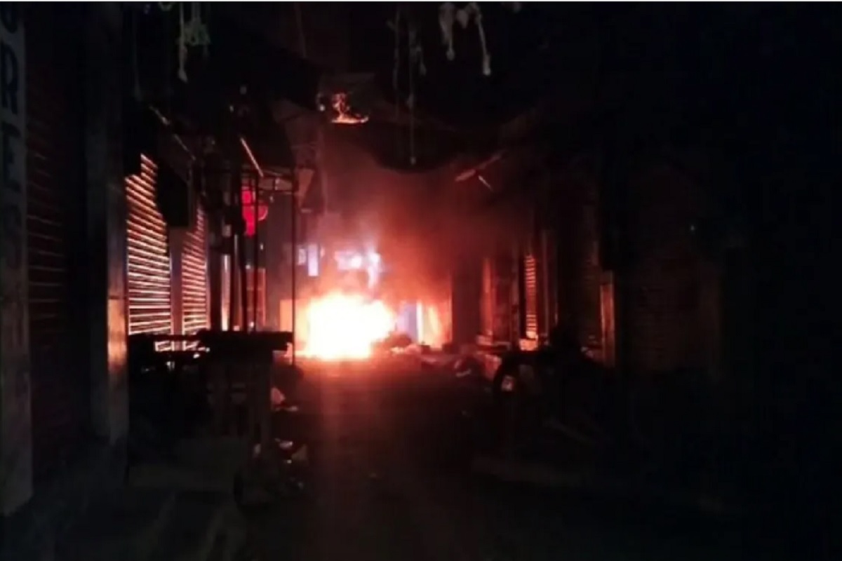 Violence In Ganesh immersion : गणेश विसर्जन के दौरान भड़की हिंसा, पथराव के बाद कई दुकानों में हुई तोड़फोड़, वाहनों को किया आग के हवाले