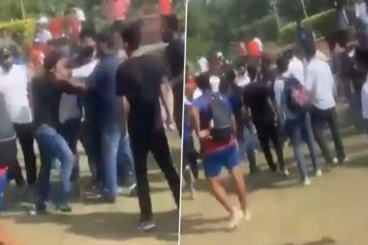 Amity University Fight Video : Amity यूनिवर्सिटी में भिड़े दो गुट, जमकर चले लात घूंसे, सोशल मीडिया पर वायरल हुआ वीडियो