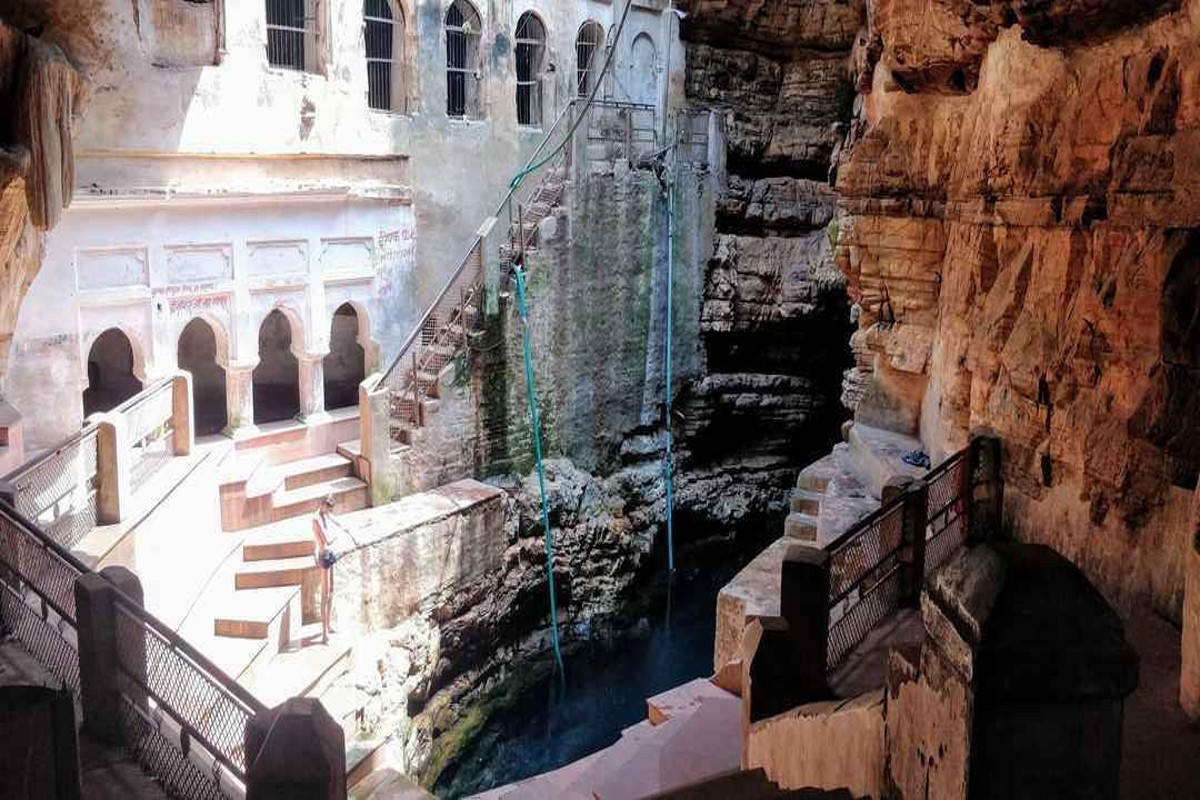 Bhimkund Ka Rahasya : आज भी कई रहस्यों से घिरा है बुंदेलखंड का भीमकुंड, पांडवों के अज्ञातवास से जुड़ी है पूरी कहानी, क्यों कहते हैं इसे पाताल लोक का रास्ता?