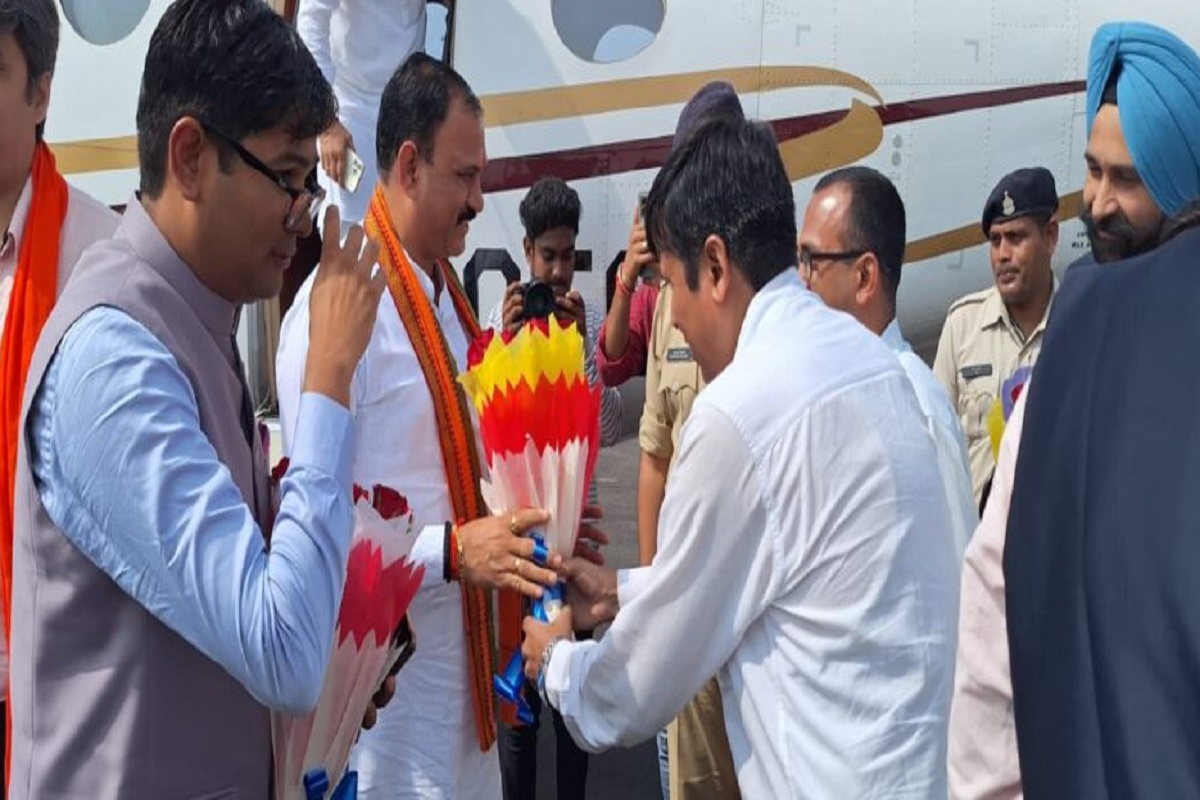 CG News: टला बड़ा हादसा, लैडिंग के दौरान रनवे से टकराई राज्य शासन की चार्टर प्लेन, मंत्री चौधरी ने विद्युत कंपनी से मांगा जवाब