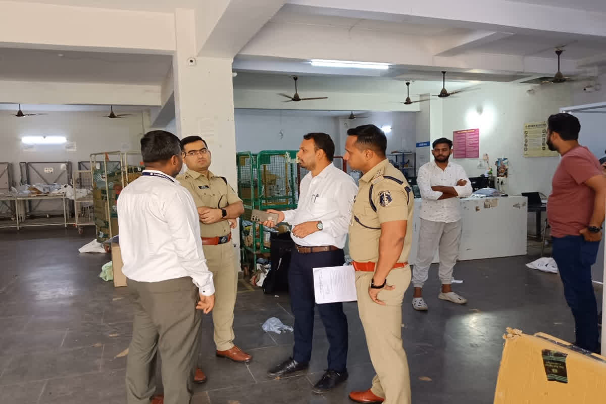 CG Police Raid: अमेजन और फ्लिपकार्ट ऑनलाइन कंपनी के गोदाम में पुलिस की दबिश, खंगाली गई ऐसे सामान मंगवाने वालों की कुंडली