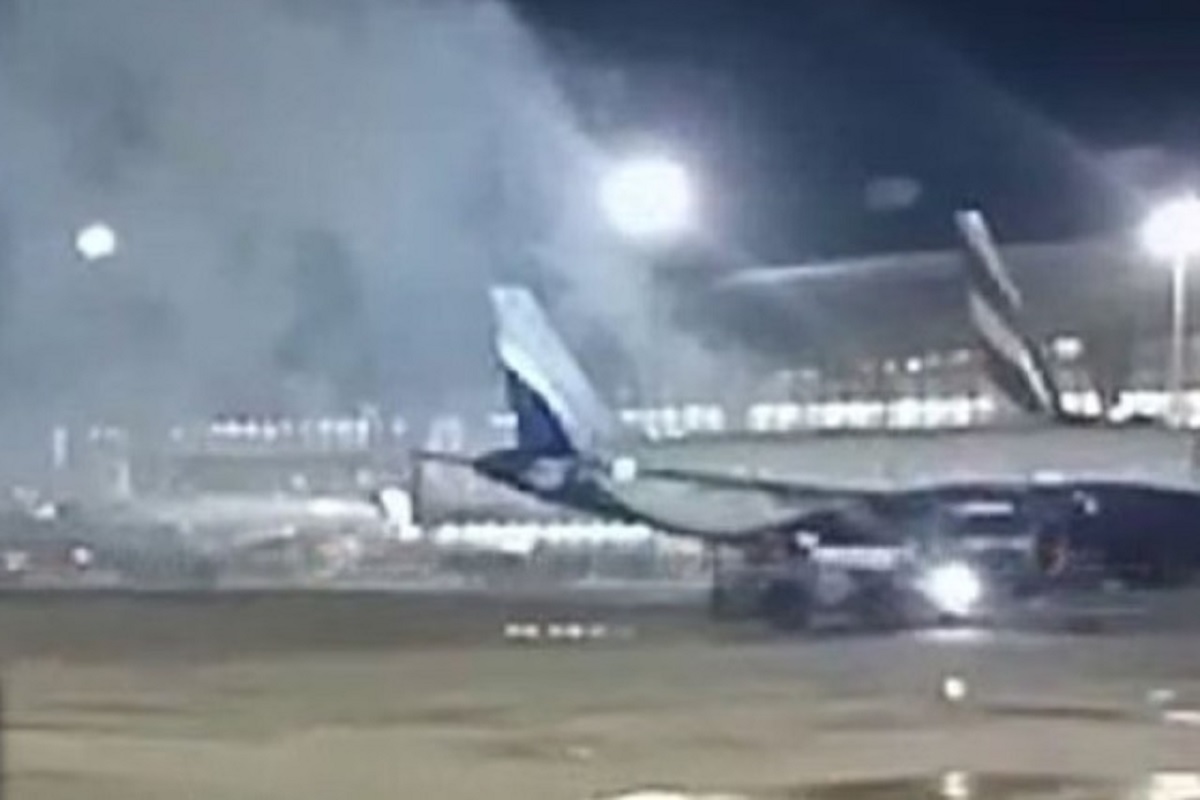 Smoke From Aircraft: दुबई जाने वाली विमान से अचानक उठा धुआं, एयरपोर्ट पर मची अफरातफरी