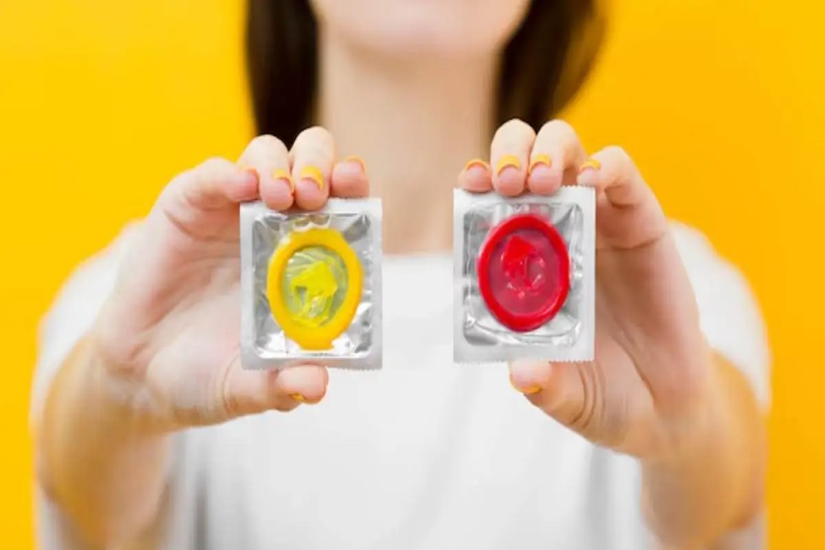 Condom Side Effects: अगर आप भी सेक्स के दौरान करते हैं कंडोम का इस्तेमाल तो हो जाए सावधान! हुआ चौकाने वाला खुलासा