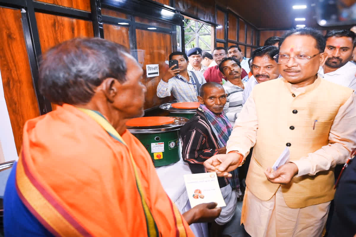 Kumbhkar Terracotta Yojana: सीएम साय ने इस योजना के तहत कुंभकारों को वितरित किए इलेक्ट्रॉनिक चाक, आय बढ़ाने में मिलेगी मदद