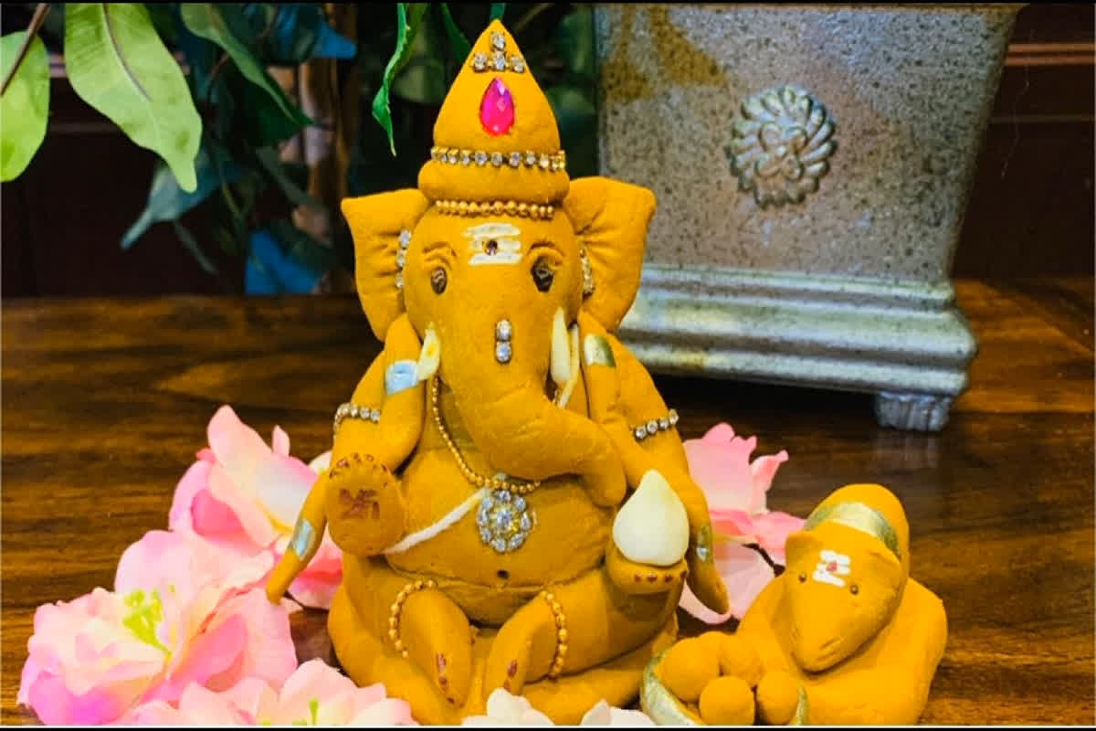 Ganesh Chaturthi 2024: सिर्फ मिट्टी ही नहीं, करें इन चीजों से बनी गणेश प्रतिमाओं की पूजा, सुरक्षित पर्यावरण के साथ ही मिलेंगे ढेरों लाभ
