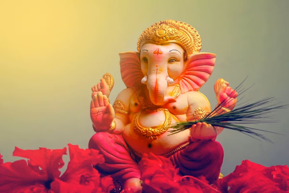 Ganesh Ji Ke 12 Naam Ka Ucharan:  गणेश चतुर्थी पर करें बप्पा के इन 12 नामों का जाप, हर तंगी होगी दूर, जीवन में बनी रहेगी सुख-शांति