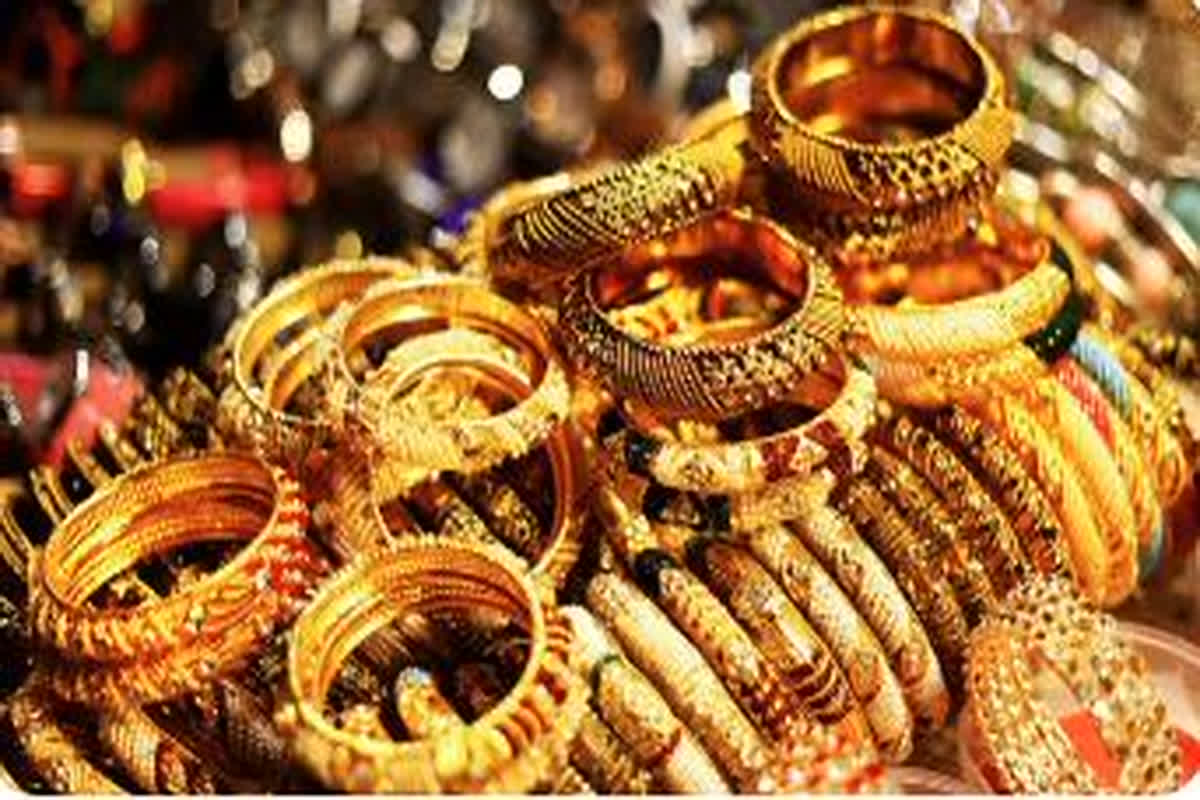 Gold prices fell by Rs 2500