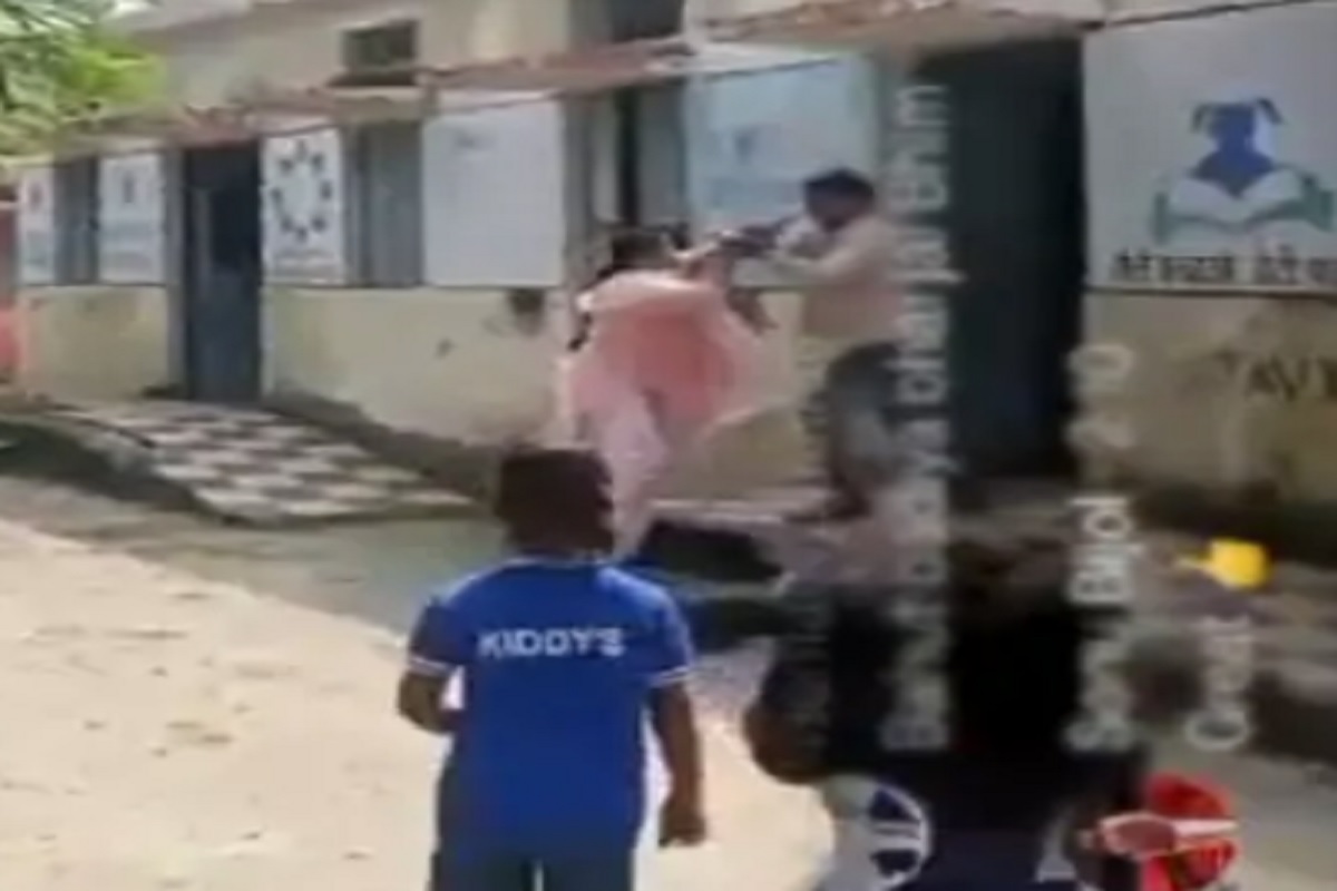 Gwalior News: स्कूल में बच्चों के सामने मास्टर और शिक्षिका ने किया ऐसा काम, देखकर बच्चे भी रह गए दंग