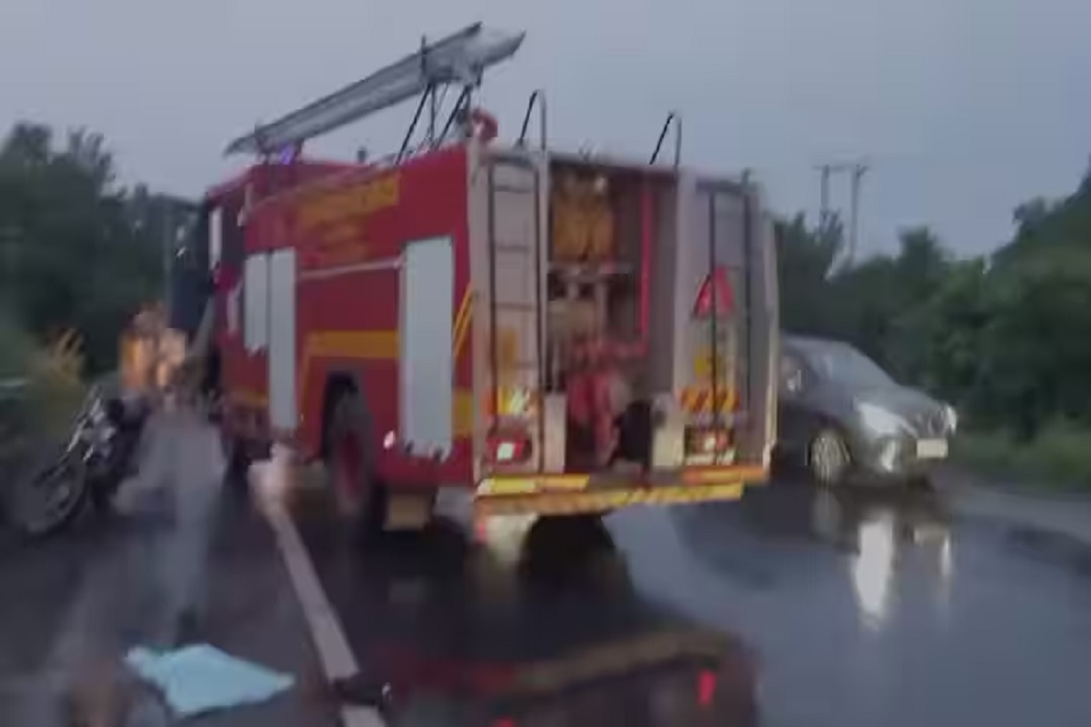 Hathras Accident News: खून से लाल हुई सड़क, बस और लोडर के बीच भीषण टक्कर से 15 लोगों की मौत, कई घायल