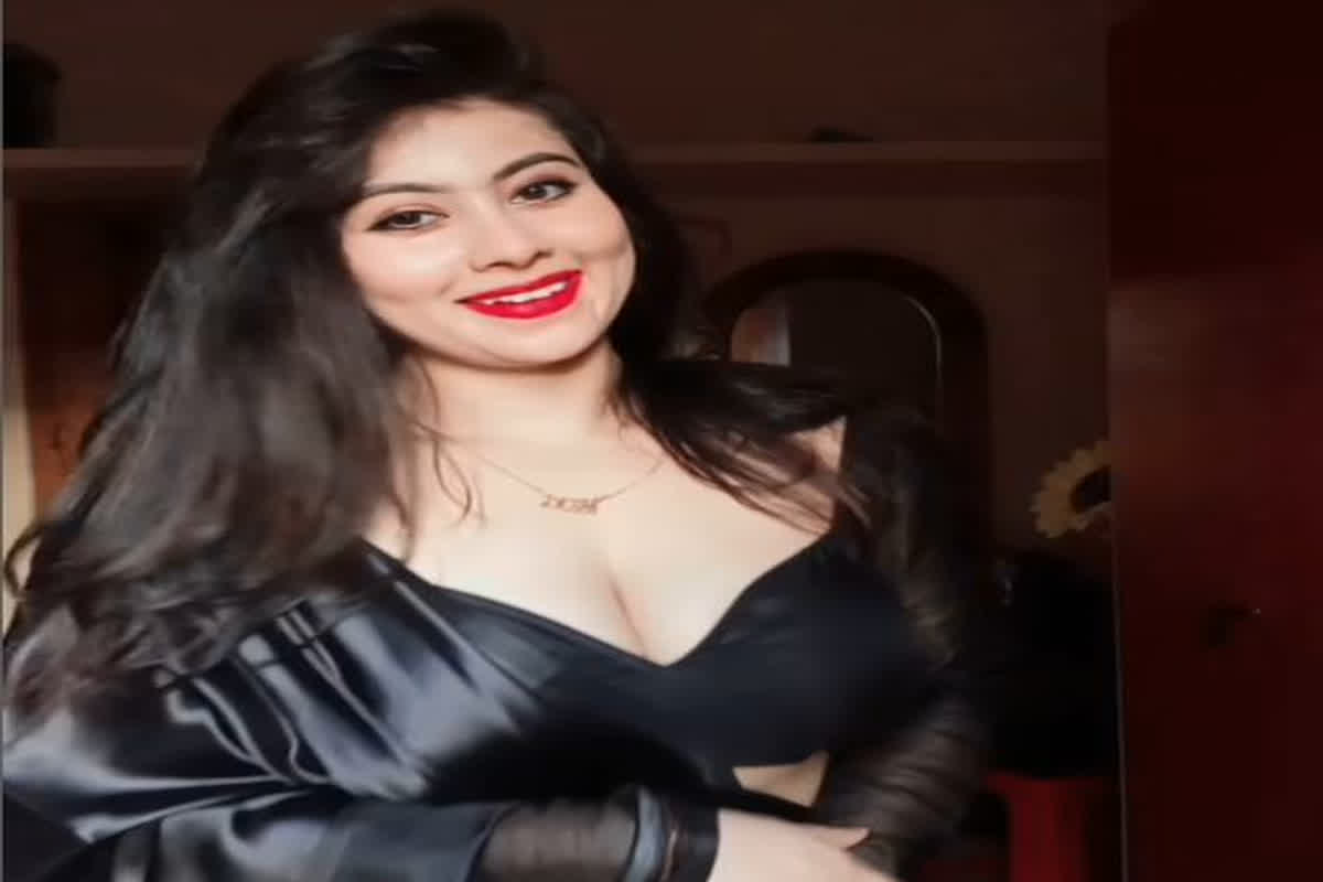 Indian Desi Bhabhi Sexy Video : Indian Desi Bhabhi ने कैमरे के सामने दिखाया कातिलाना हुस्न, वीडियो देख आहे भर रहे युवा