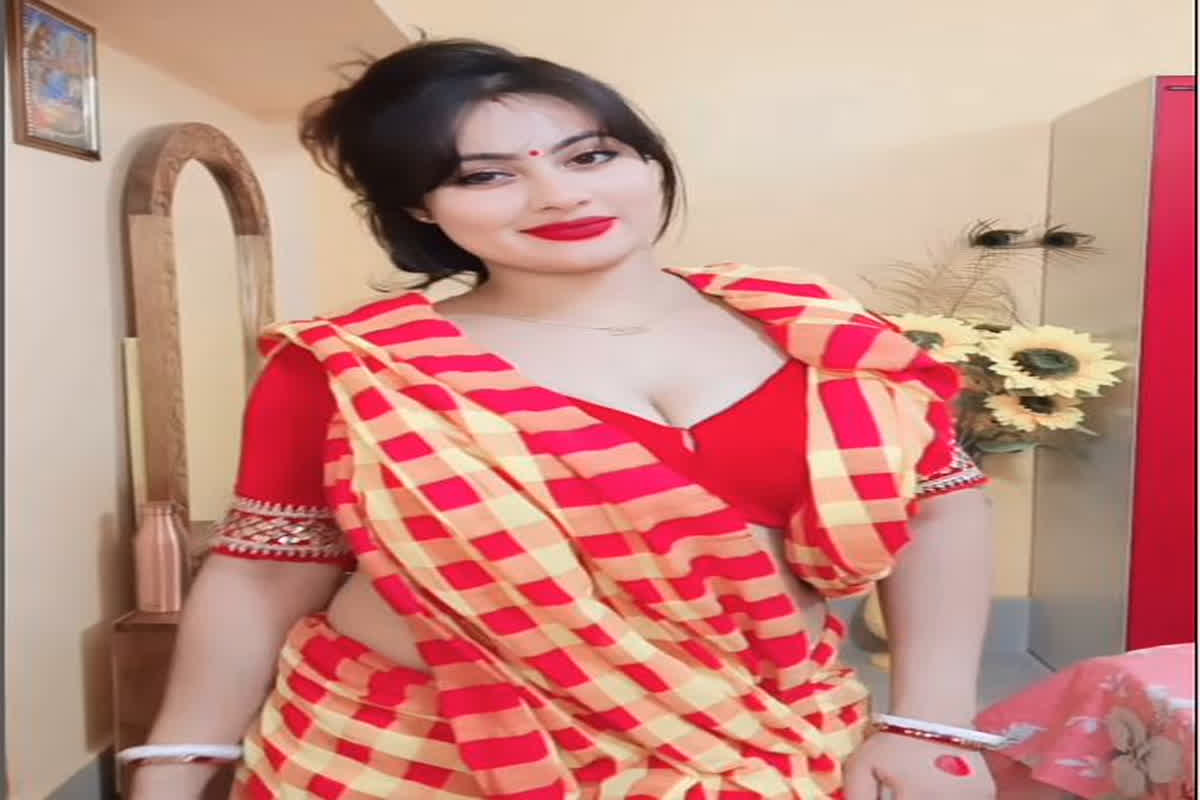 Indian Desi Bhabhi Sexy Video : Indian Desi Bhabhi की आदाएं देख बेकाबू हुए फैंस, जमकर वायरल हो रहा सेक्सी वीडियो